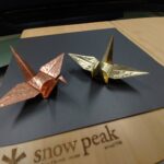 平和への祈りを込めて ― 銅板と真鍮板の折鶴