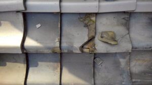 東山区にて屋根修理〈築60年以上瓦屋根の葺き替え工事〉 施工前