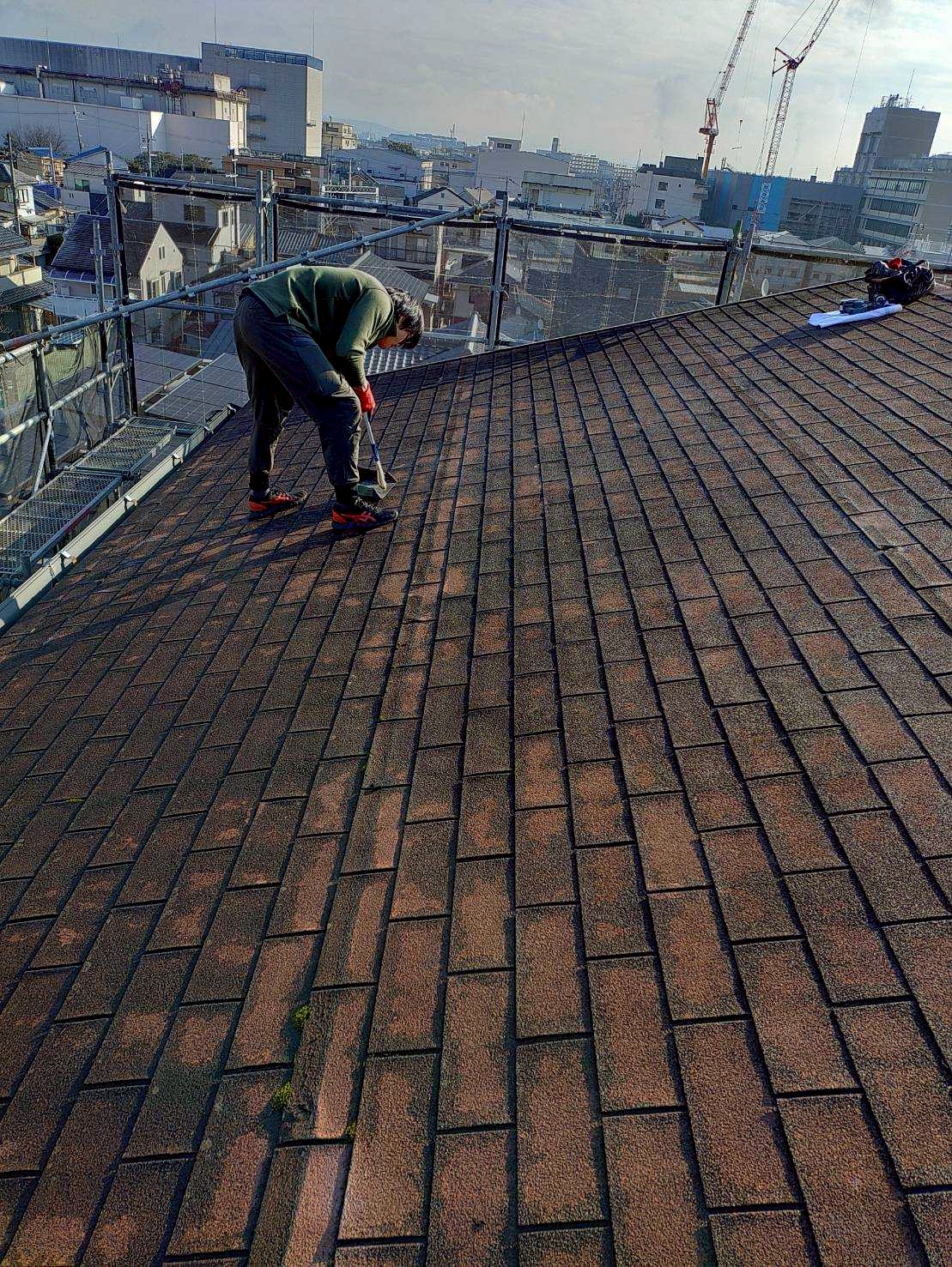 京都市のマンションにて屋根修理工事〈シングル屋根のカバー工法〉 施工前