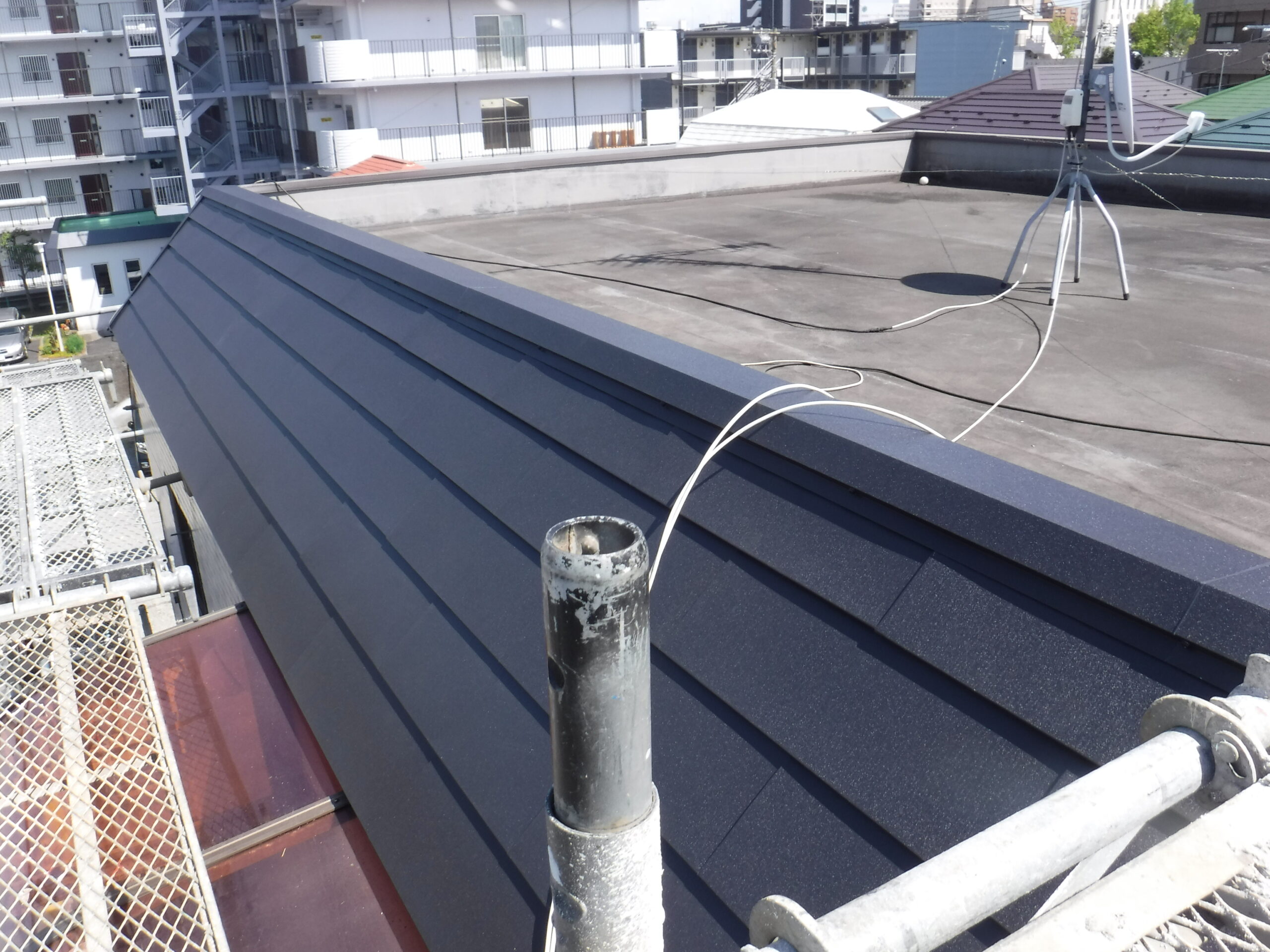 京都市南区にてアパート屋根改修工事・スレート屋根カバー工法 施工後