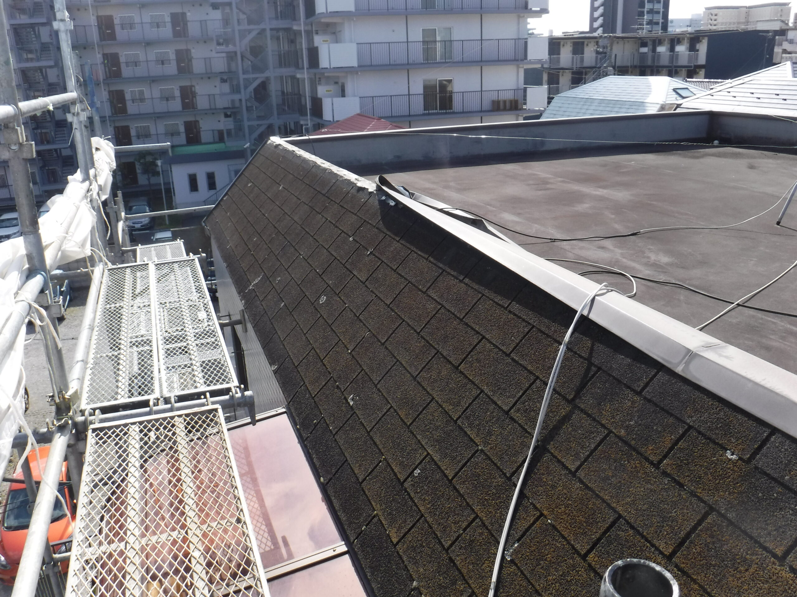 京都市南区にてアパート屋根改修工事・スレート屋根カバー工法 施工前