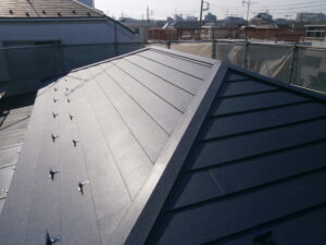 京都市伏見区にて葺き替え工事〈瓦からガルバリウム鋼板への葺き替え・屋根軽量化〉 施工後