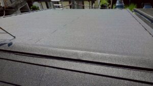 京都市山科区のご住宅にて屋根修理工事〈スレートからスーパーガルテクトへのカバー工法〉 施工後