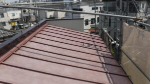 京都市伏見区にて屋根修理〈瓦棒屋根から横葺きガルバリウム鋼板へ改修工事〉 施工前