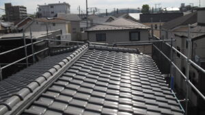 京都市伏見区にて雨漏り修理〈瓦屋根からスーパーガルテクトへの葺き替え工事〉 施工前