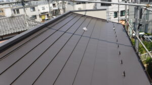 京都市伏見区にて屋根修理〈瓦棒屋根から横葺きガルバリウム鋼板へ改修工事〉 施工後