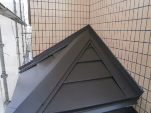 京都市南区にて雨漏り修理・屋根修理〈ガルバリウム鋼板のカバー工法〉 施工後
